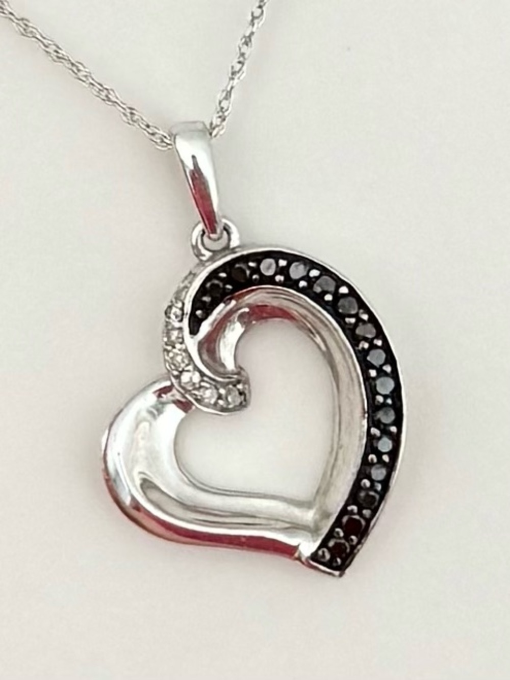 Zales 10K White Gold Natural Black & White Diamond Heart Necklace 18" 2.96 Grams